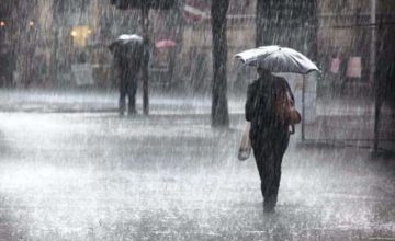 Paredón se desploma durante las fuertes lluvias sobre un vehículo (VIDEO)